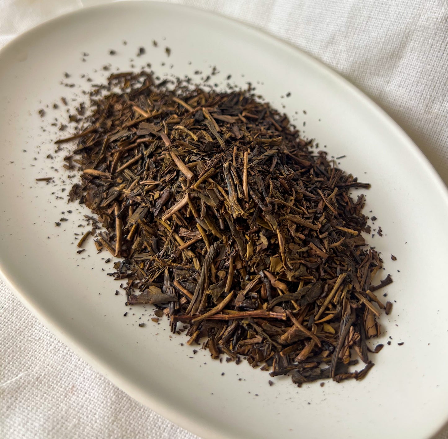 Příprava čaje Hōjicha Amber Roast – Jemná, svěží chuť japonského zeleného čaje