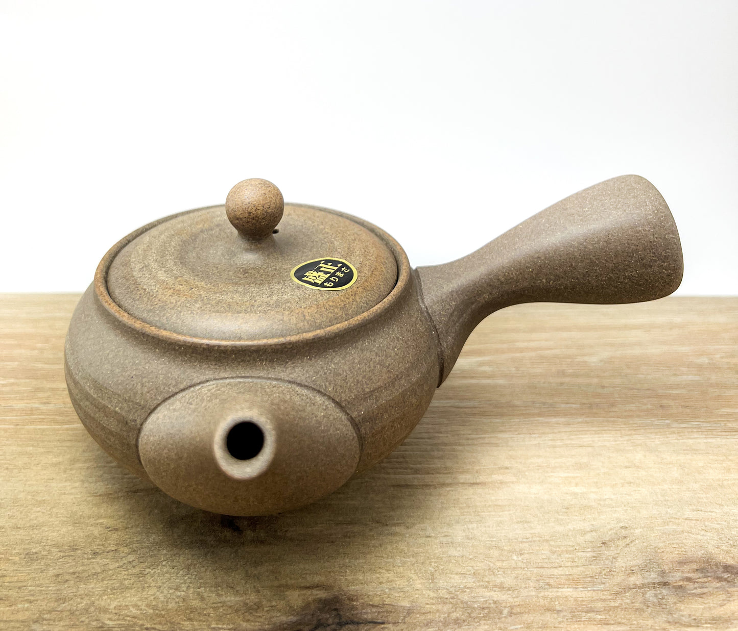 Detail povrchu Tokoname Kyusu konvičky – unikátní výpal Yakijime