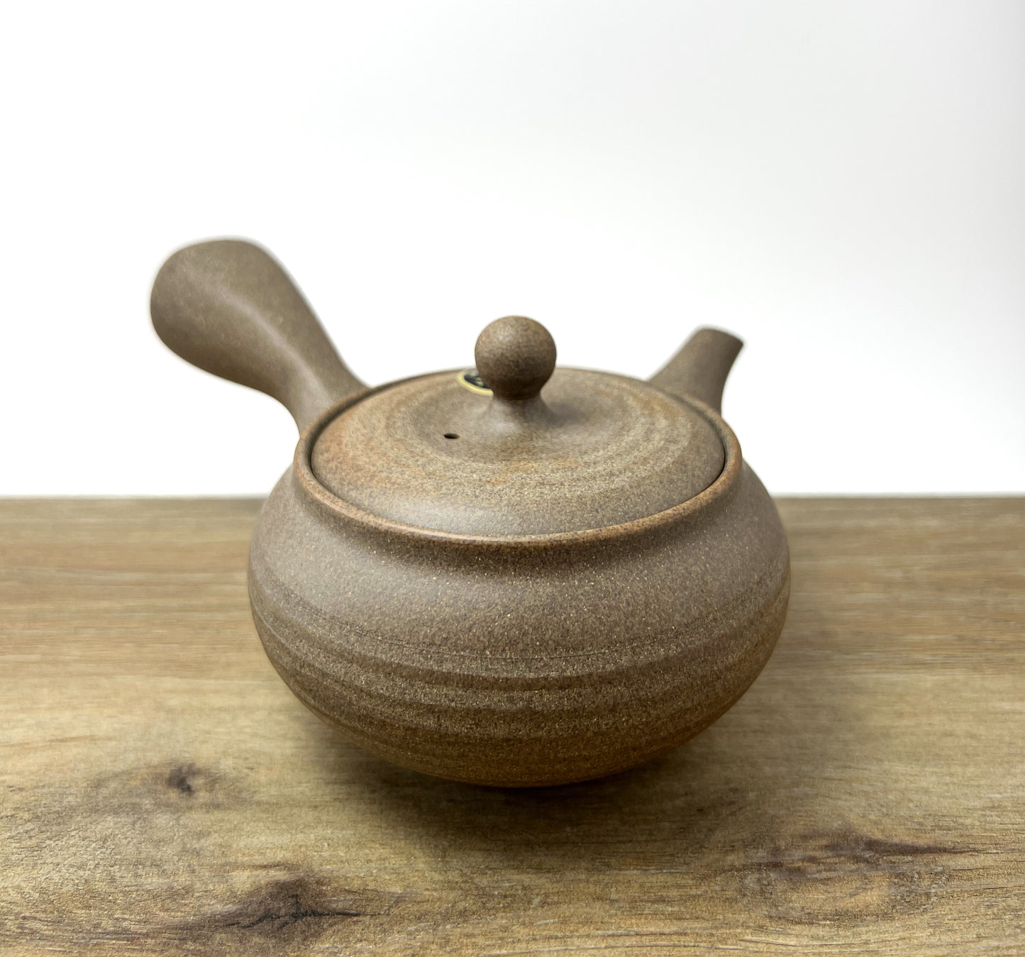 Detail povrchu Tokoname Kyusu konvičky – unikátní výpal Yakijime