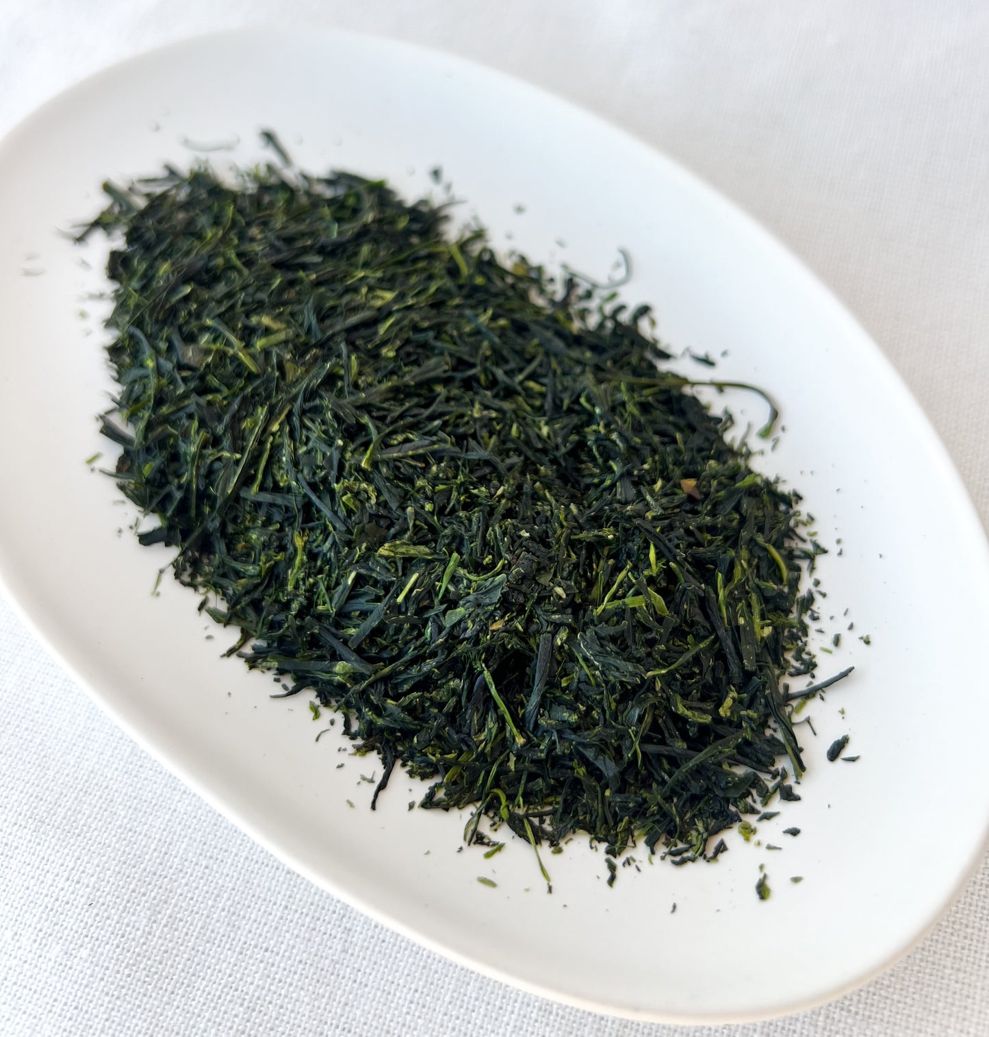 Japonský zelený čaj Imperial Sencha Kurihara Hime Shizuku z oblasti Yame – ručně sklízené lístky první sklizně s výraznou zelenou barvou a jemnou sladkostí umami.