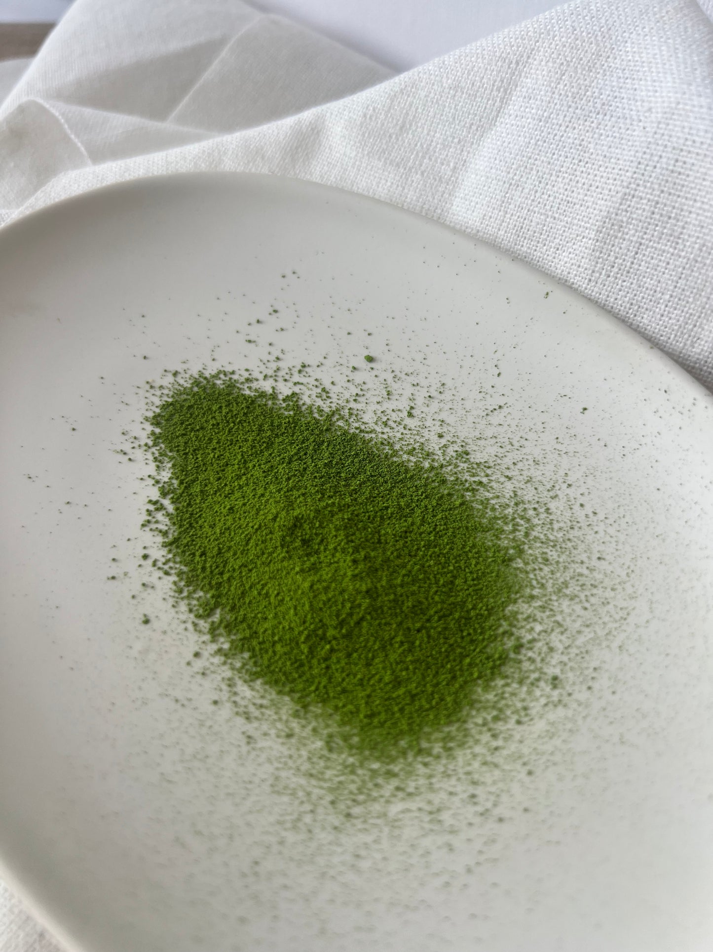 Jemně mletý prášek matcha Kuwari – Tradičně zpracováno na kamenném mlýně