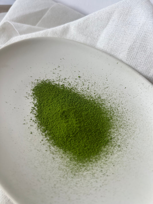 Jemně mletý prášek matcha Kuwari – Tradičně zpracováno na kamenném mlýně