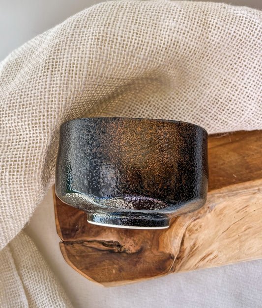 Detail chawanu z černozlaté keramiky