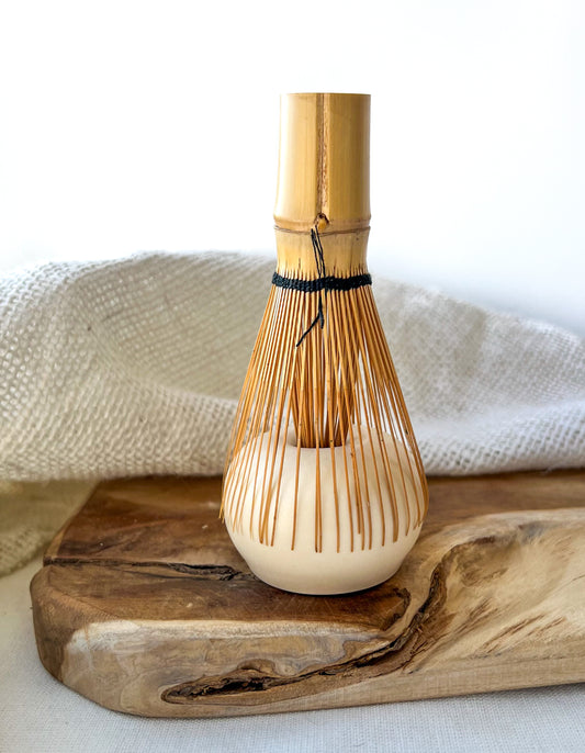 Moderní stojánek na chasen z béžové keramiky v minimalistickém stylu v akci