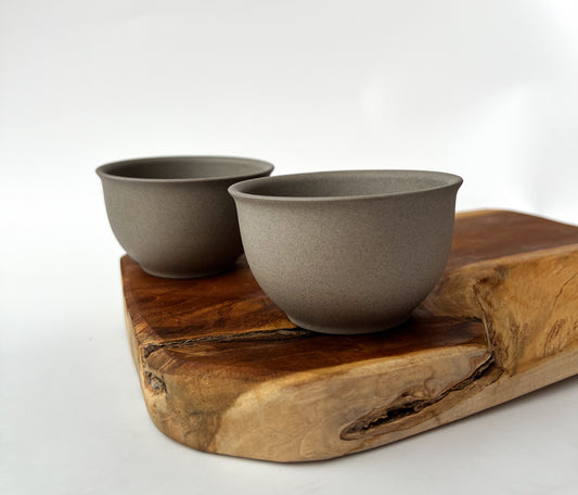 Čajové misky Jinsui Kiln Iroiro Šedá – sada 2 keramických misek z Tokoname, jemně šedá glazura a minimalistický japonský design pro klidné čajové chvíle.