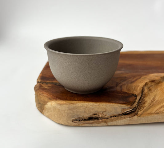 Ručně vyráběné šedé čajové misky Jinsui Kiln Iroiro – hladký povrch, harmonický tvar a přírodní barva japonské keramiky.