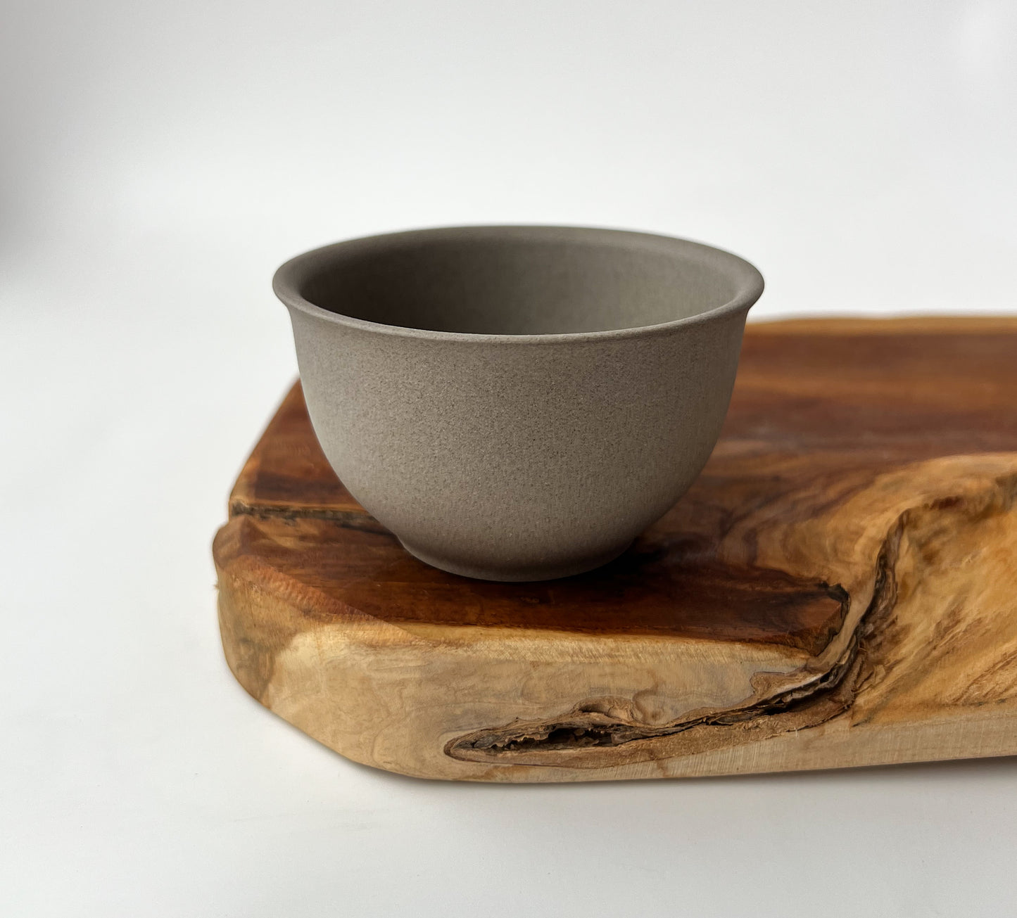 Ručně vyráběné šedé čajové misky Jinsui Kiln Iroiro – hladký povrch, harmonický tvar a přírodní barva japonské keramiky.