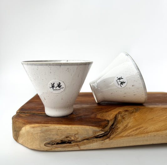 Set Hōhin a šálky Minoyaki – bílá japonská čajová keramika pro klidné chvíle ve dvou, čistý tvar a jemná glazura zvýrazňující barvu čaje.