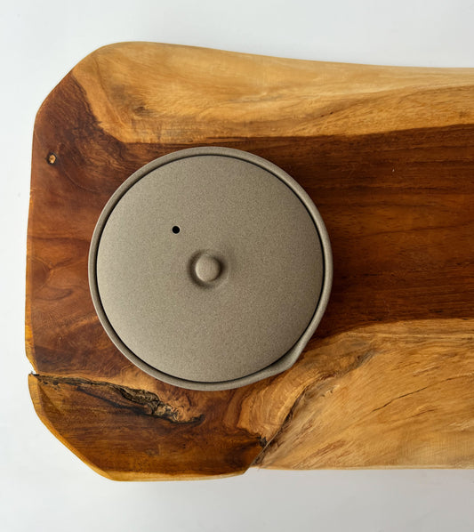 Ručně vyráběná konvička Shiboridashi Jinsui Kiln Shirohai, jemně šedý odstín a minimalistický design japonské keramiky Tokoname.