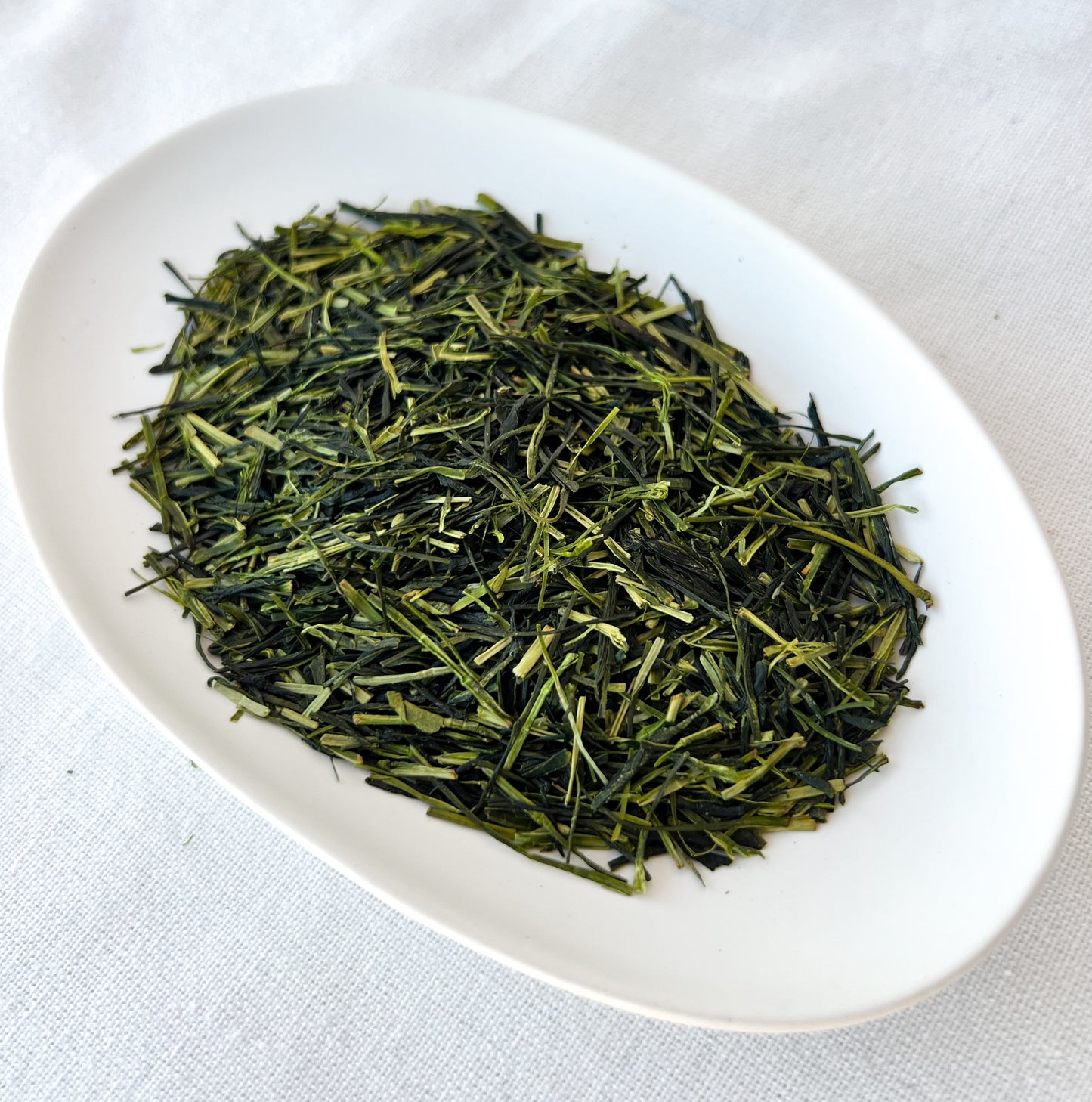 Japonský zelený čaj Kukicha Midori – lehký a osvěžující čaj ze stébel čajovníku s jemně nasládlou chutí, svěží vůní a čistým odstínem zeleně.