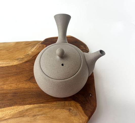 Kyusu konvička Jinsui Kiln Iroiro Shirohai – tradiční japonská konvička z Tokoname s hladkým povrchem a jemně zakřivenou rukojetí, ideální pro čaj japonský zelený čaj.