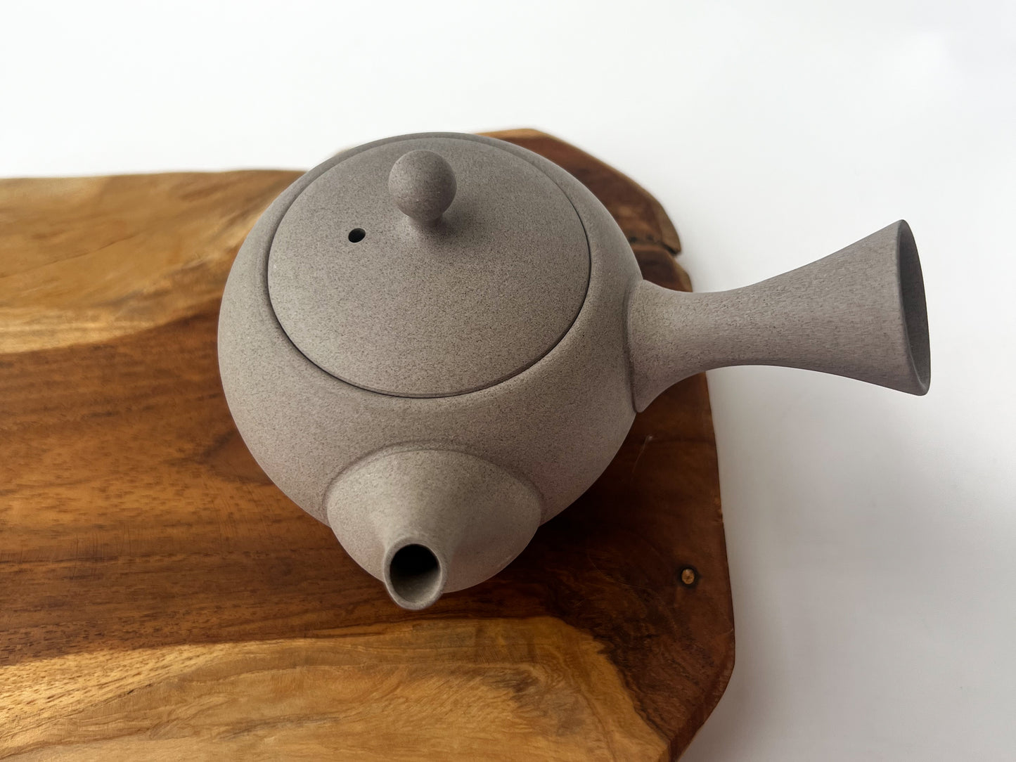 Ručně vyráběná kyusu konvička Jinsui Kiln Iroiro Shirohai 290 ml – minimalistický design, přírodní šedá hlína, spojení estetiky a funkčnosti.