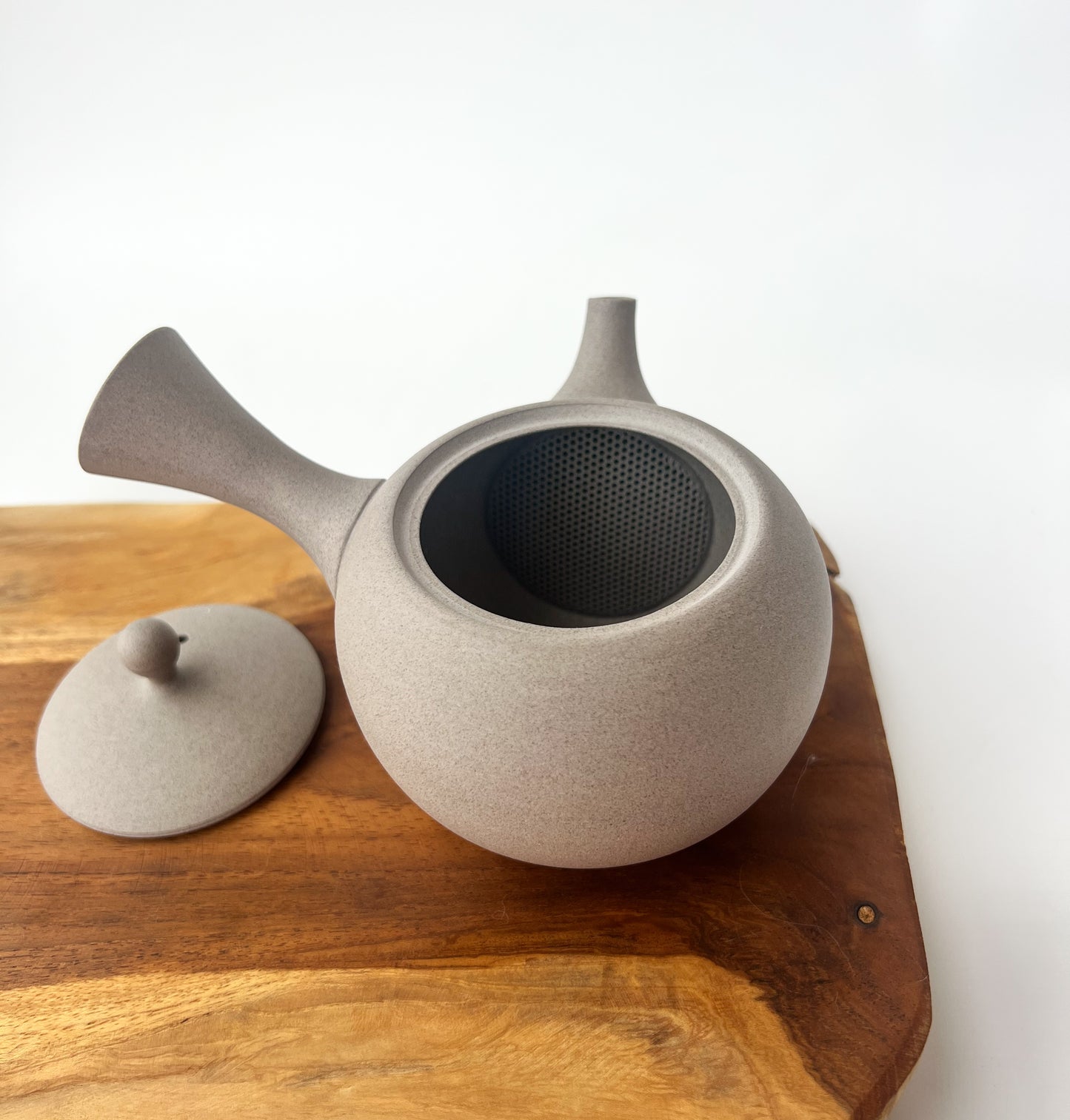 Vnitřní keramický filtr konvičky Jinsui Kiln Iroiro Shirohai – detail japonského řemesla Tokoname, umožňující jemné louhování čajových lístků bez úniku do šálku.