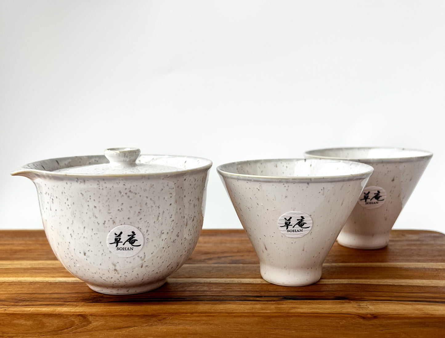 Dva bílé šálky Minoyaki 120 ml z japonské keramiky – minimalistické provedení z oblasti Gifu, ideální k čajové konvičce Hōhin.