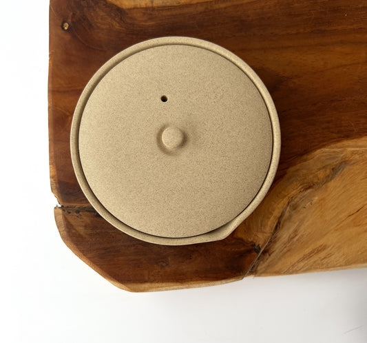 Čajová konvička Shiboridashi Jinsui Kiln Kinari natural – minimalistický design, jemně písková barva a hladká struktura japonské hlíny.