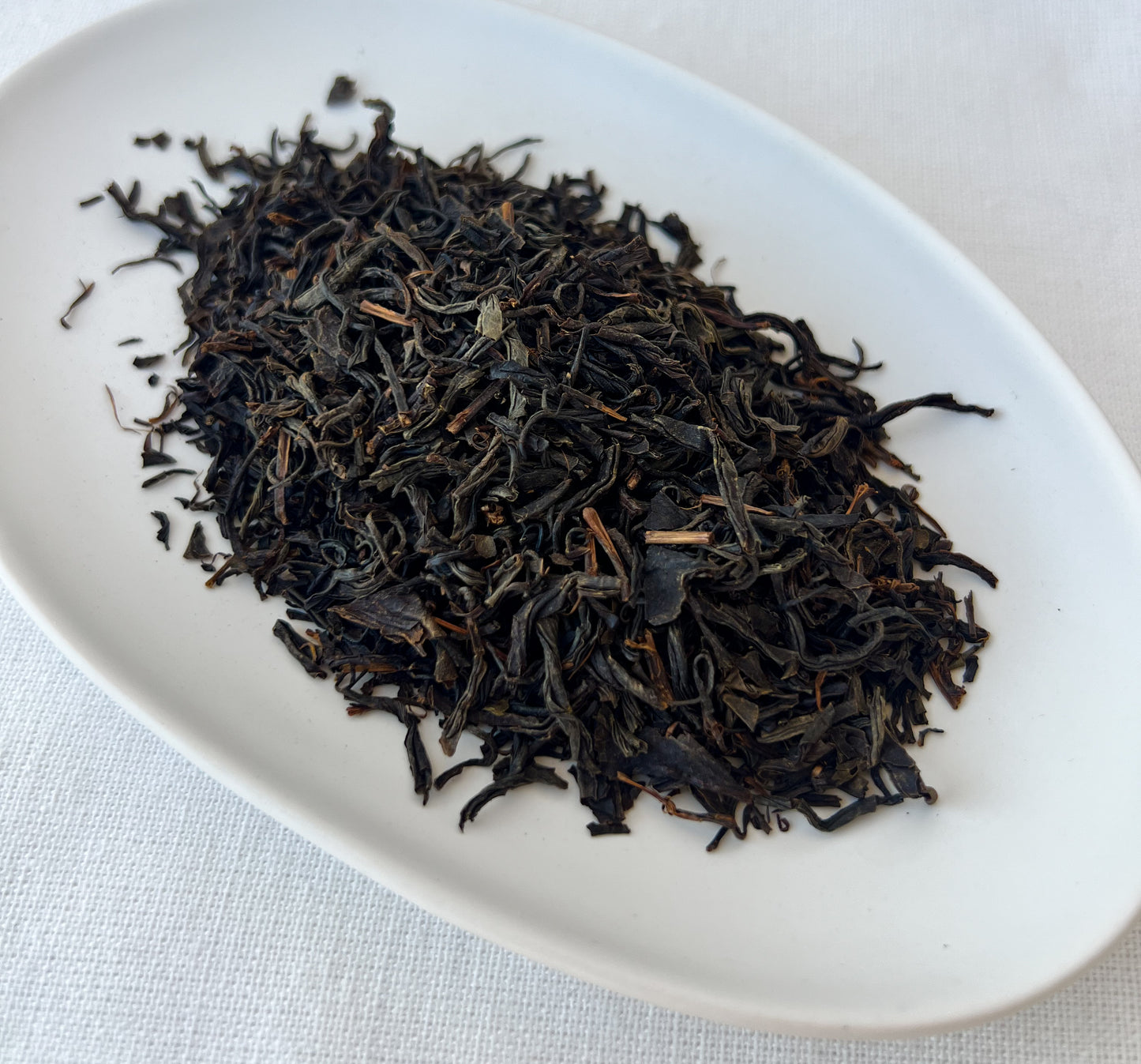 Japonský černý čaj Wakoucha Yabukita z čajové zahrady Zenkouen – organický čaj s medově sladkou, ovocnou chutí a jemnou zemitostí, ručně zpracovaný v souladu s přírodou.