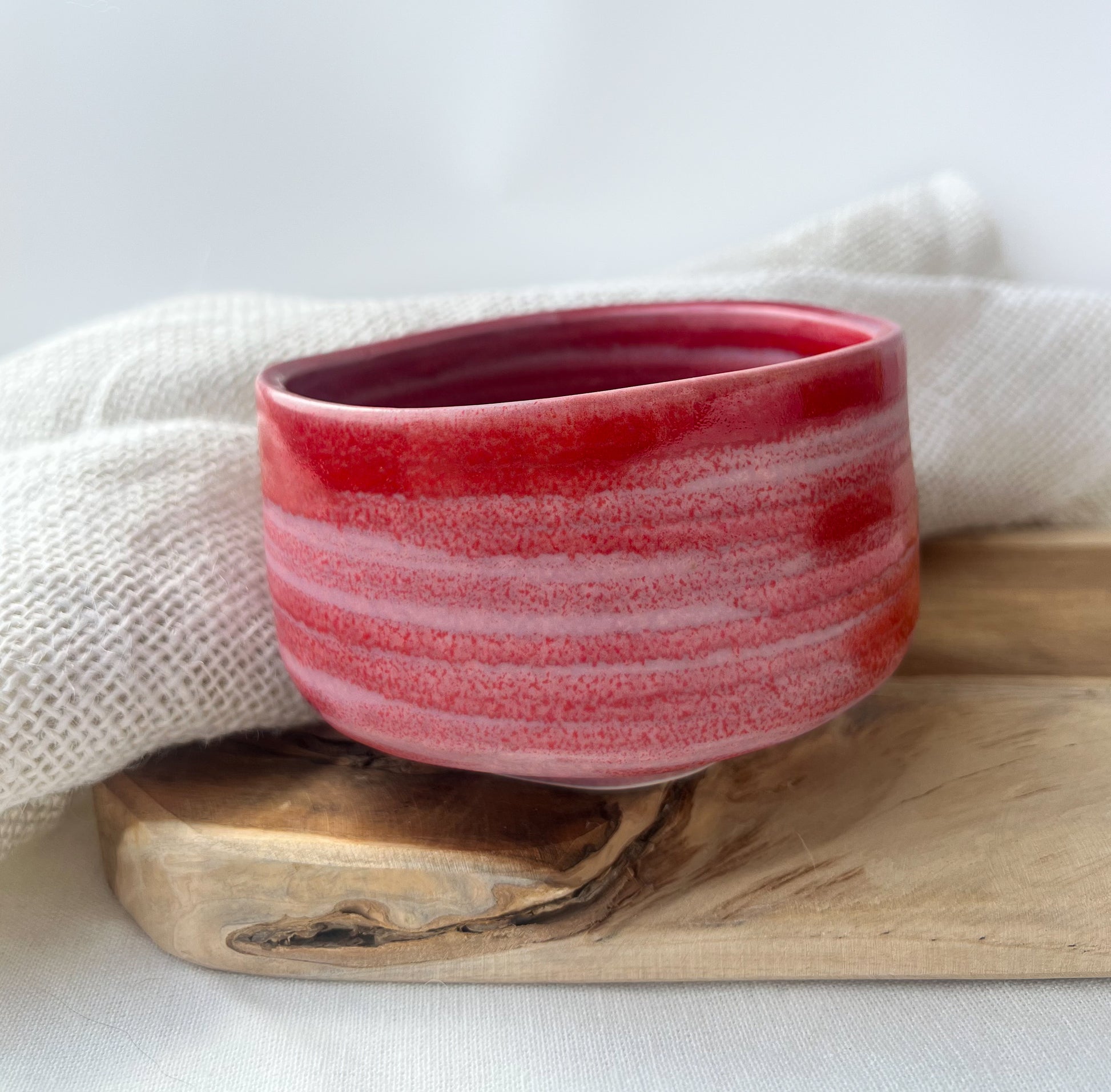 Krásný chawan (miska na matchu) s červenou glazurou