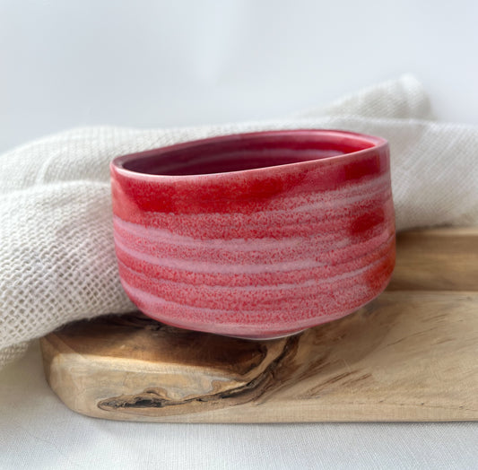 Krásný chawan (miska na matchu) s červenou glazurou
