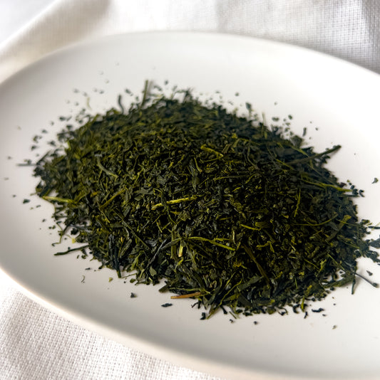 Detail jemně napařovaných listů Fukamushi Sencha Yabukita – Jemné, drobné listy s bohatým zeleným nádechem