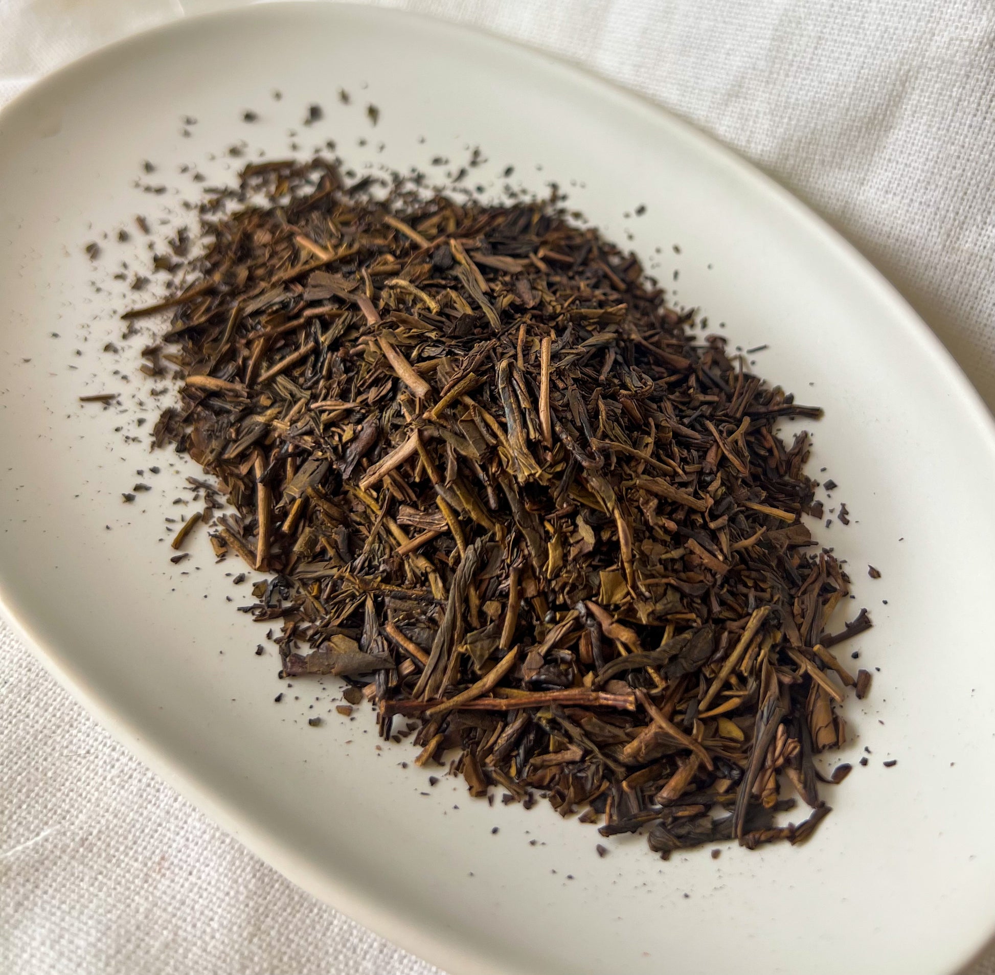 Příprava čaje Hōjicha Amber Roast – Jemná, svěží chuť japonského zeleného čaje