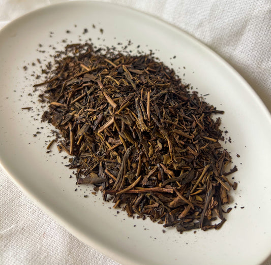 Příprava čaje Hōjicha Amber Roast – Jemná, svěží chuť japonského zeleného čaje