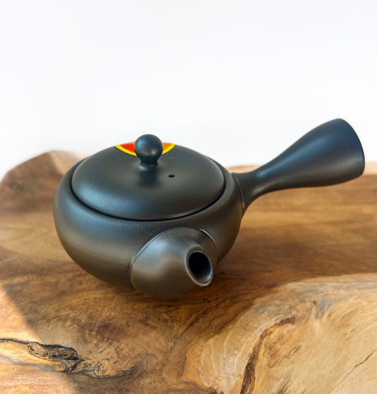 Černá kyusu konvička z kvalitní keramiky pro váš čajový obřad