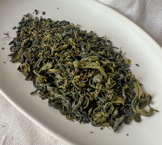 Objevte jemně oxidovaný organický oolong Inaguchi z oblasti Shizuoka, Japonsko. Tento čaj nabízí květinovou vůni, lehce ovocnou chuť a jemný nádech pečenosti.
