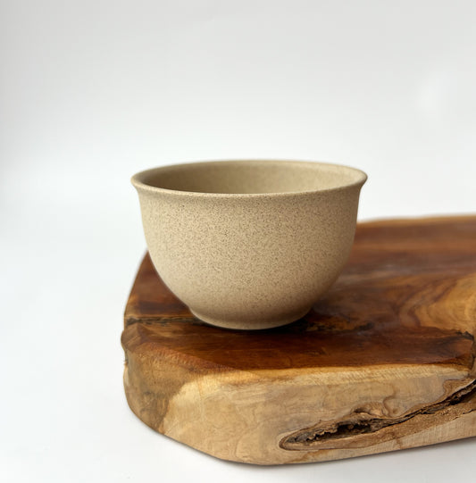 Ručně vyráběné čajové misky Jinsui Kiln Iroiro Natural z japonské keramiky – jemná písková barva, minimalistický design a hladká textura hlíny.