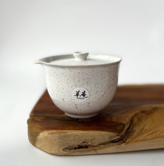 Bílá konvička Hōhin 180 ml z japonské keramiky Mino-yaki – tradiční konvička bez rukojeti pro jemné zelené čaje, minimalistický design z oblasti Gifu.