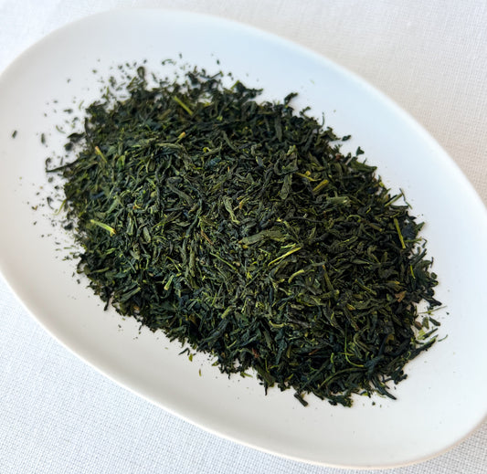 aponský zelený čaj Kabusecha Kurihara z oblasti Yame – ručně sklízené stíněné lístky s jemnou chutí mořských řas, bylin a umami, vyvážené mezi světlem a stínem.