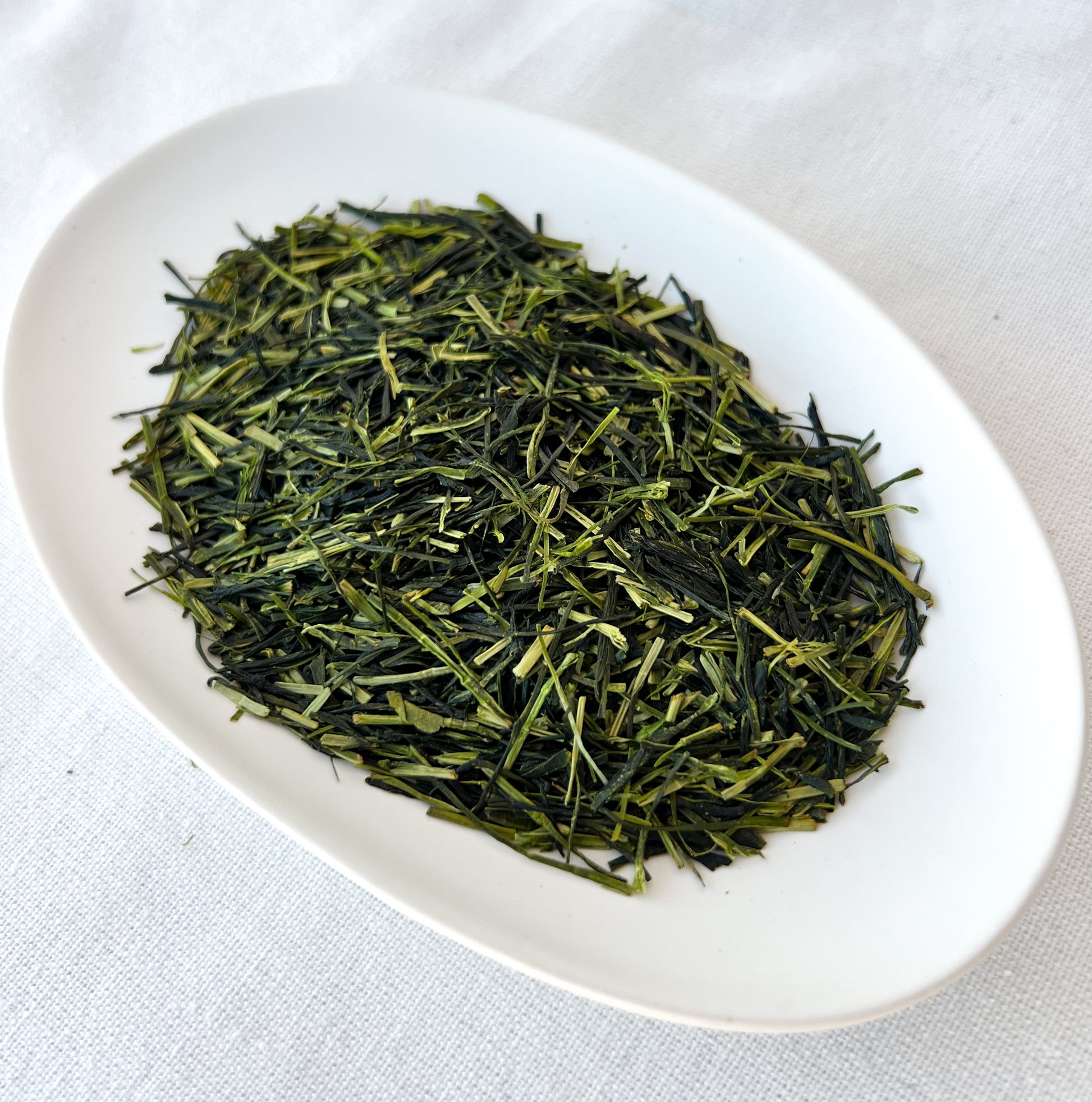 Japonský zelený čaj Kukicha Midori – lehký a osvěžující čaj ze stébel čajovníku s jemně nasládlou chutí, svěží vůní a čistým odstínem zeleně.