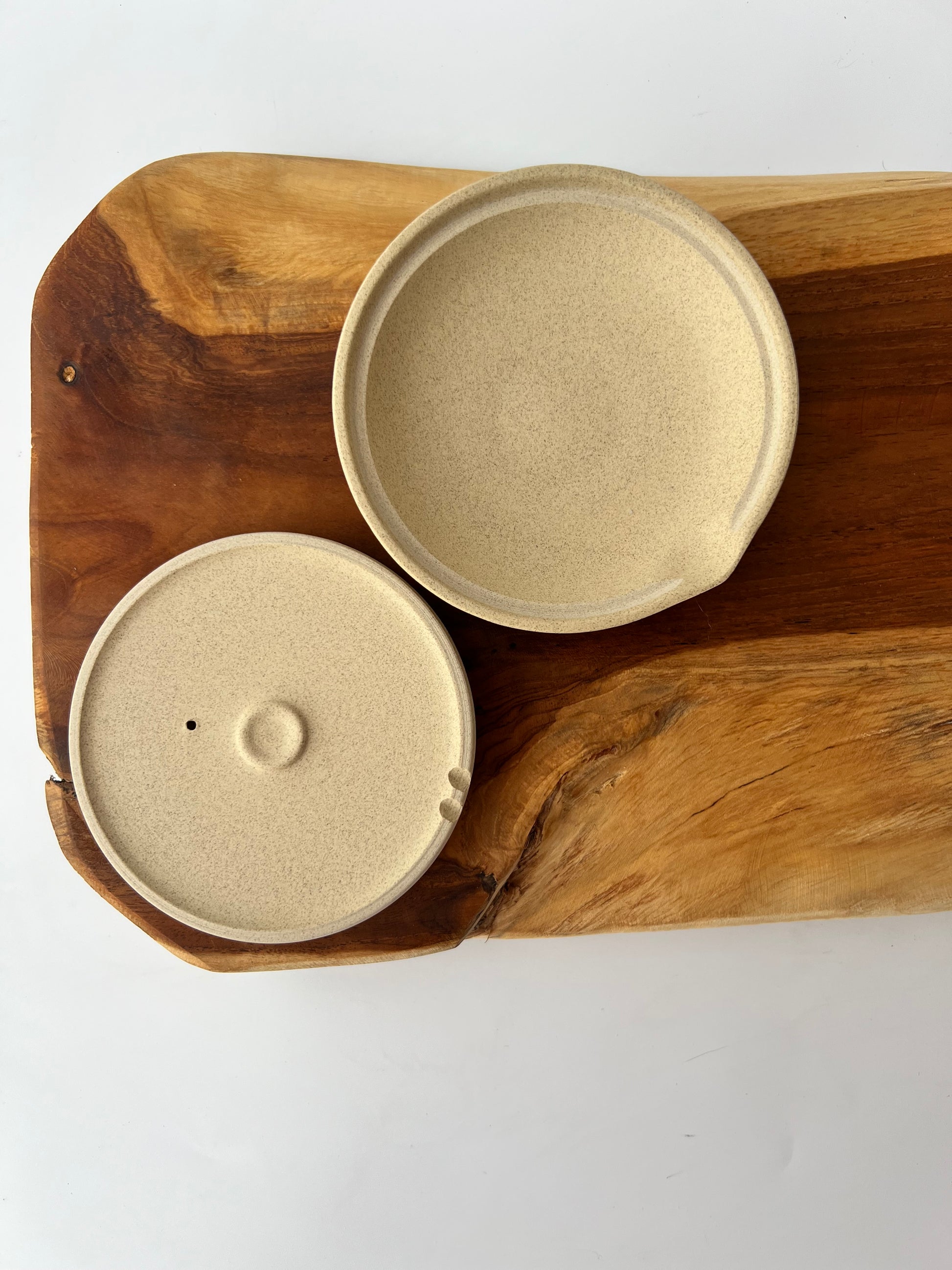 Detail konvičky Shiboridashi Jinsui Kiln Kinari natural – keramický filtr a precizní ruční zpracování vhodné pro přípravu čaje Gyokuro.