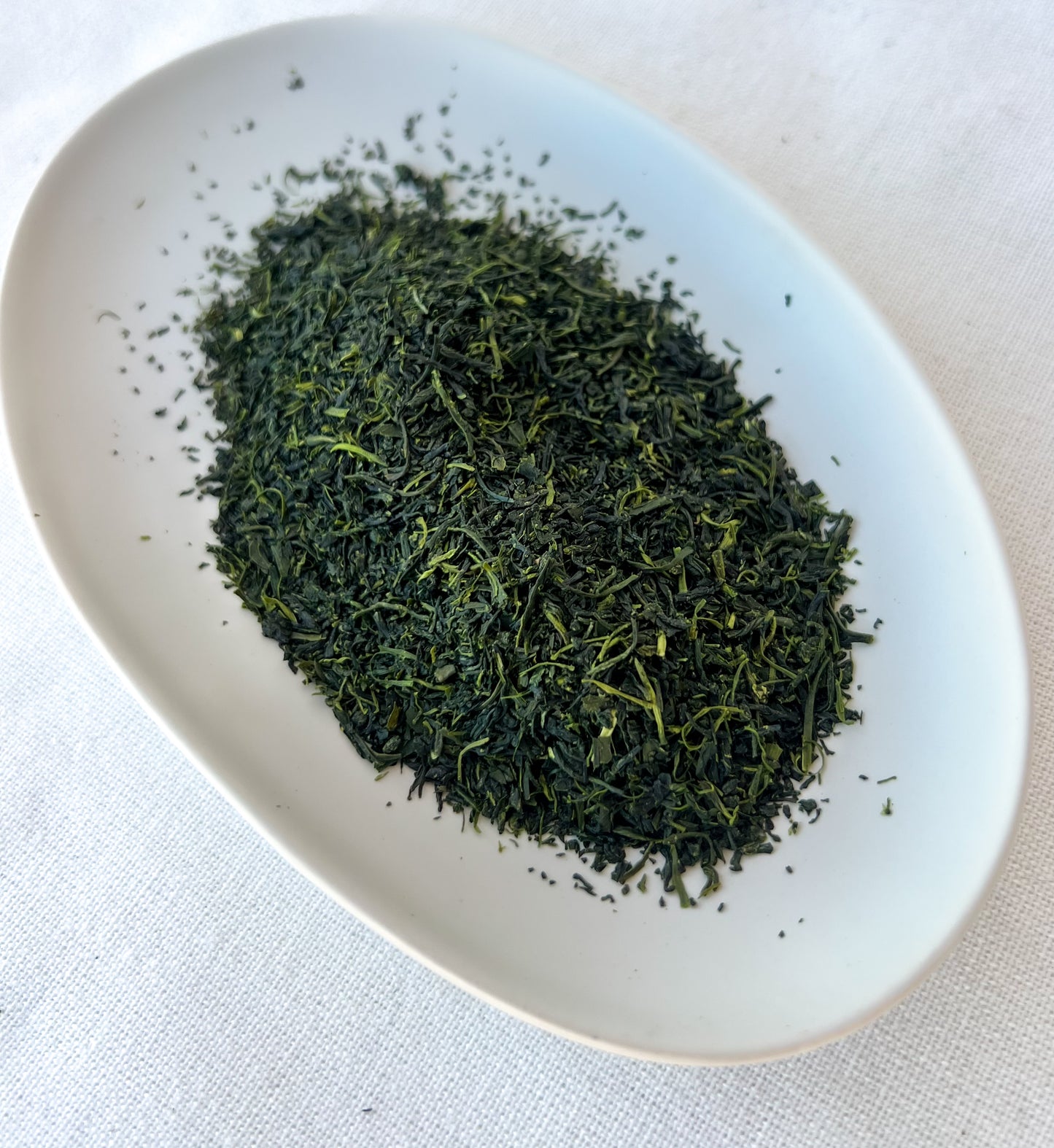 Japonský zelený čaj Tamaryokucha Yamakiri 2025 z oblasti Nagasaki – ručně zpracované stočené lístky s jemnou sladkostí, bylinným tónem a osvěžující vůní horských mlh.